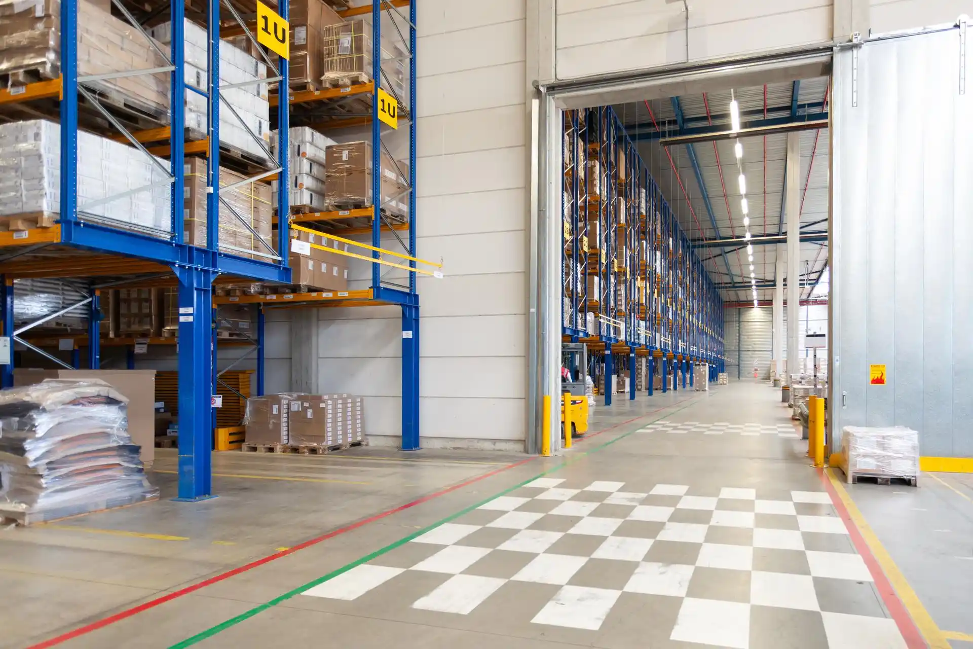 why-choose-us-for-warehouse-cleaning-section-img